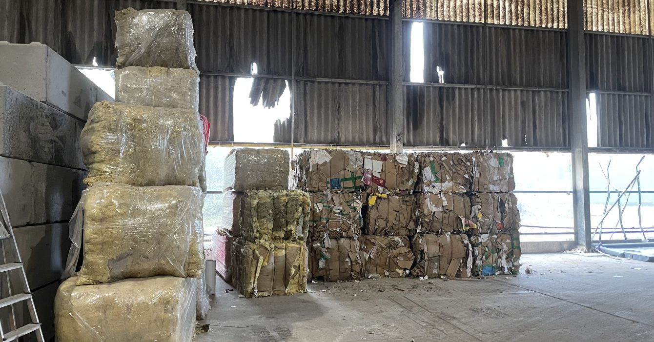 4- Cartons en balles + laine roche,verre