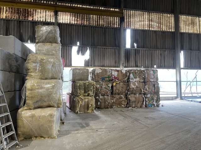 4- Cartons en balles + laine roche,verre