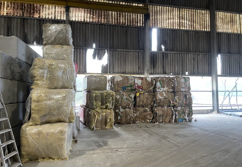 4- Cartons en balles + laine roche,verre